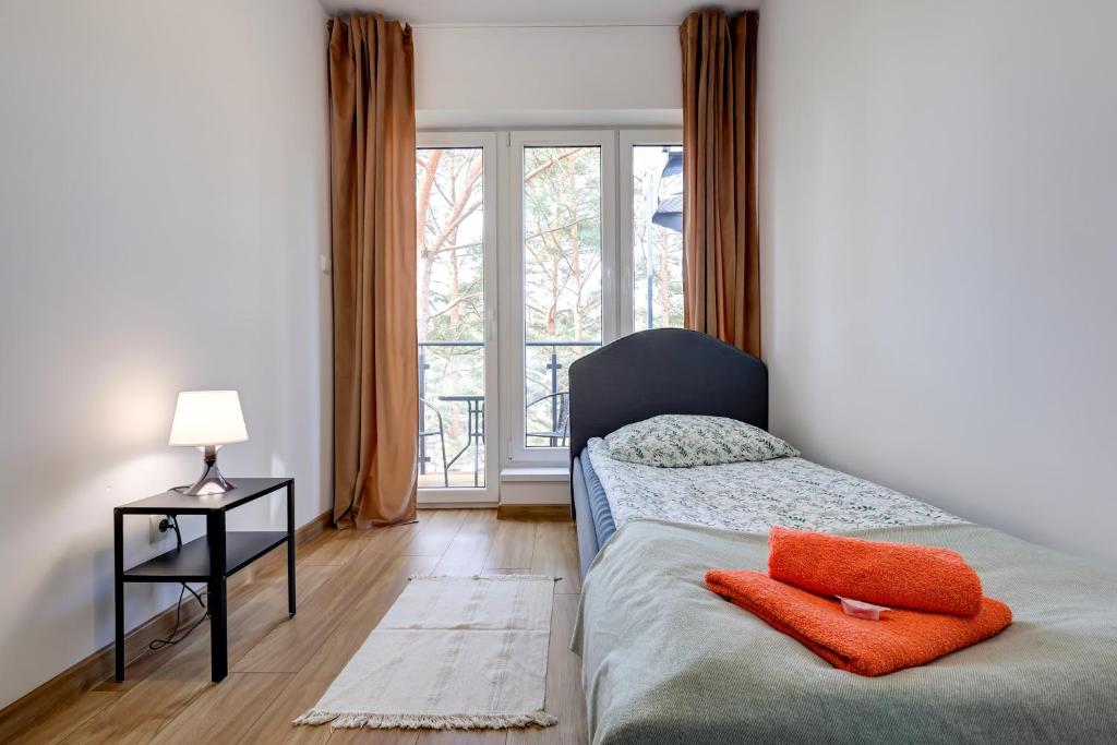 Posteľ alebo postele v izbe v ubytovaní Poddąbek Comfort I Apartamenty z tarasem na dachu, ogródkiem, basenem zewnętrznym i wewnętrznym, salą zabaw i animacjami