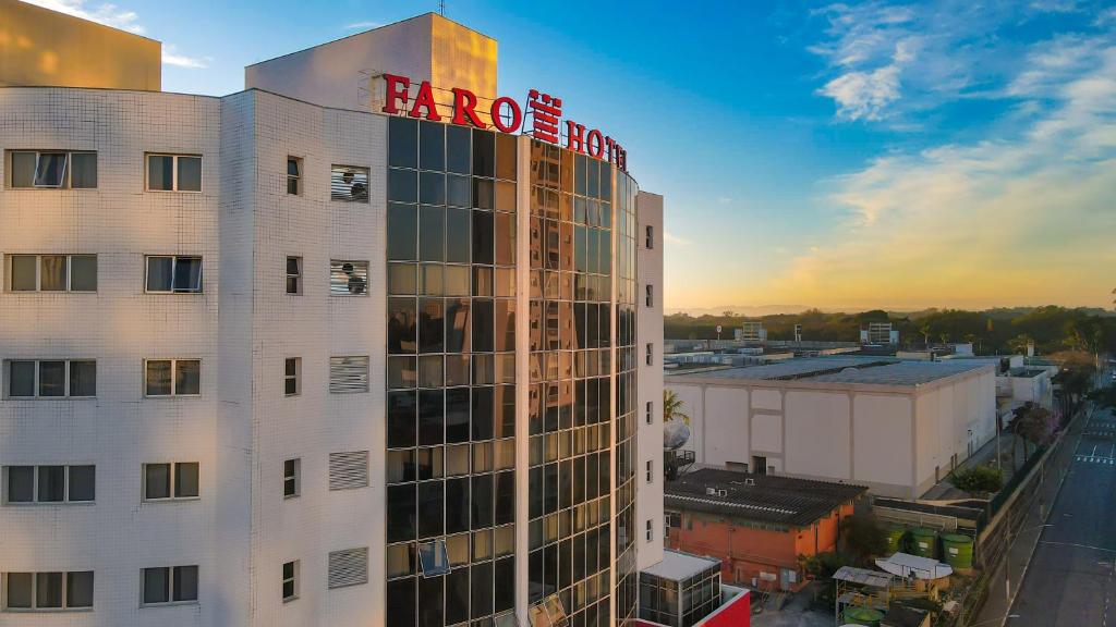 a building with a hotel sign on top of it at Faro Hotel São José dos Campos in São José dos Campos