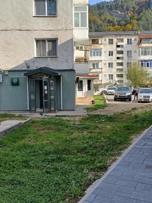 un edificio con un aparcamiento con coches aparcados en Apartament Brezoi, en Brezoi