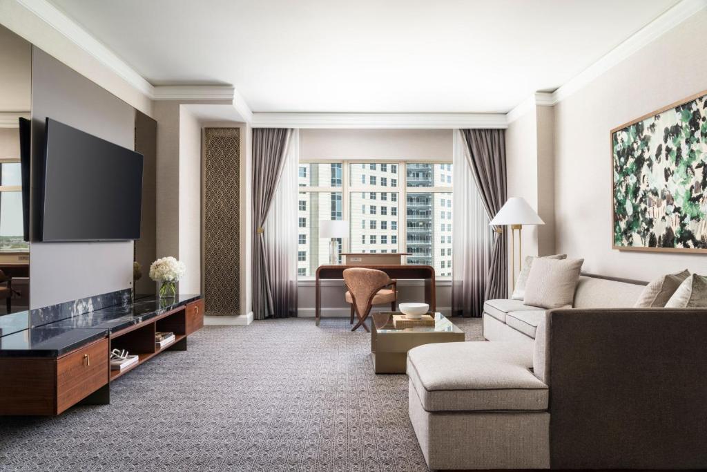 The Ritz-Carlton, Dallas - Club Level Een Slaapkamer Suite Met Een Kingsize Bed En Een Slaapbank