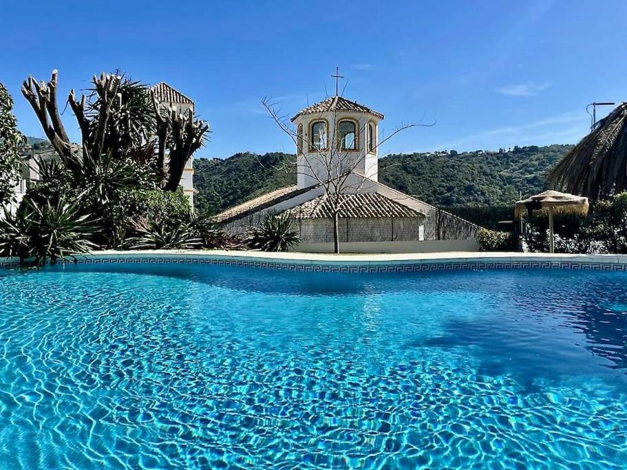 貝納阿維斯的住宿－Fantástico apartmento con piscina en Benahavís.，教堂前的大型游泳池