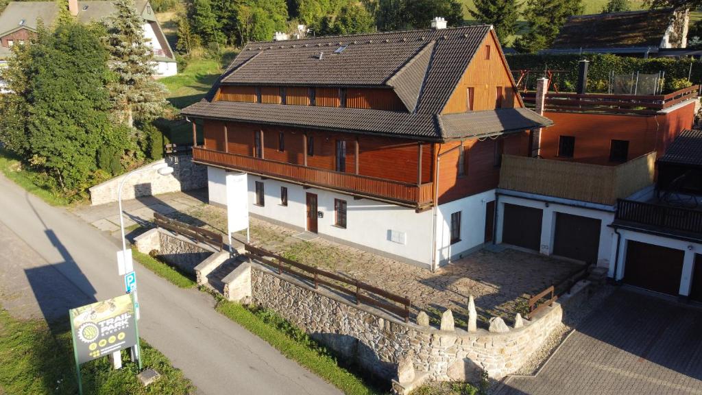 een uitzicht op een huis met een dak bij Penzion Skála in Čenkovice