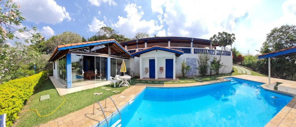 uma casa com uma piscina em frente em Casa Campo Tipo Fazenda em Mairinque