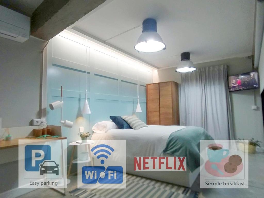 1 dormitorio con 1 cama y algunas señales en una habitación en Morriña Atlantica Loft, en Pontevedra