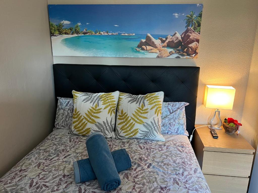 1 dormitorio con 1 cama con una foto en la pared en Habitación Amaya 1, en Las Corts