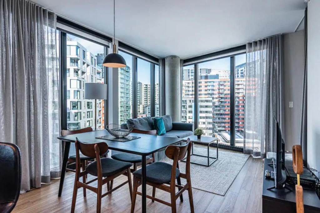 uma sala de estar com uma mesa e cadeiras e uma grande janela em Luxurious apartment great view Montreal Canada em Montreal