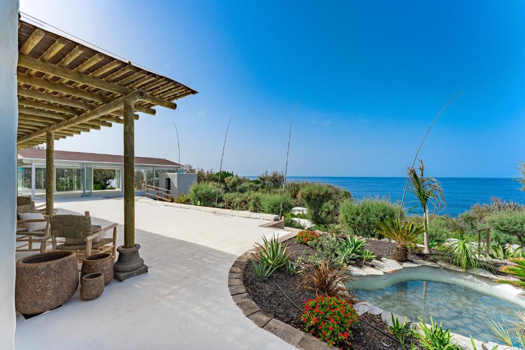 une terrasse avec une piscine et l'océan dans l'établissement Boutique Eco Hotel Costa Mágica, à La Laguna