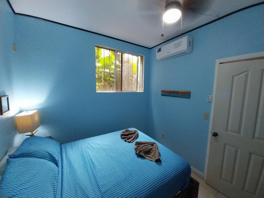 Postel nebo postele na pokoji v ubytování Roatan Backpackers' Hostel