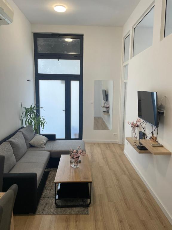 Televízia a/alebo spoločenská miestnosť v ubytovaní Two bedroom apartment N Split