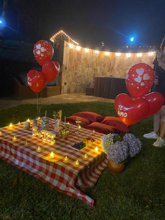 una mesa con corazones y globos y luces en la hierba en Greenlandomesa CUARZO, en La Honda
