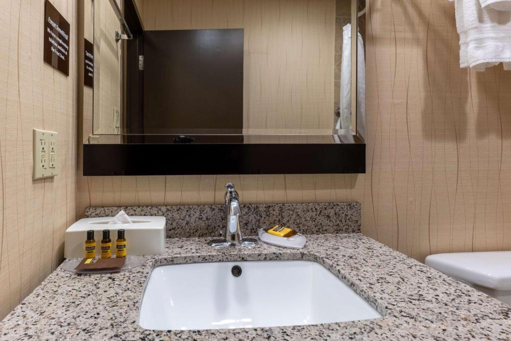 Best Western Plus South Edmonton Inn & Suites - Resim 30