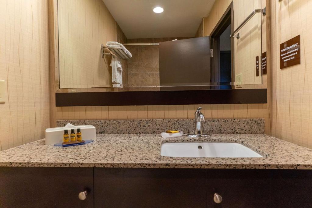 Best Western Plus South Edmonton Inn & Suites - Resim 36