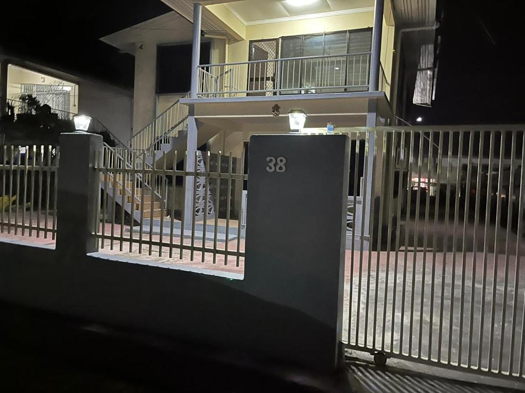una puerta delante de un edificio con luces encendidas en KumarVacation Home 38 Kennedy Road Unit 1, en Nadi