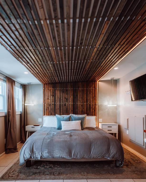 Postel nebo postele na pokoji v ubytování Swank House- Downtown Suite-Pet Friendly