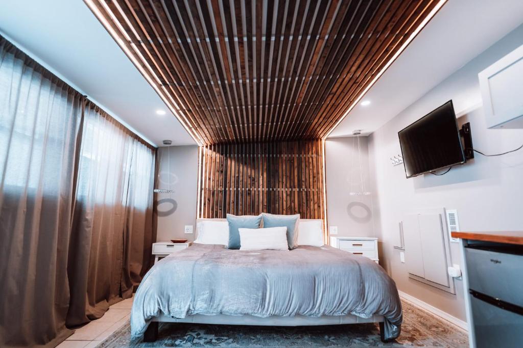 Postel nebo postele na pokoji v ubytování Swank House- Downtown Suite-Pet Friendly
