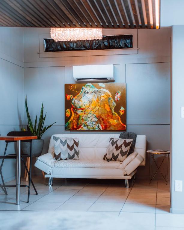 Posezení v ubytování Swank House- Downtown Suite-Pet Friendly