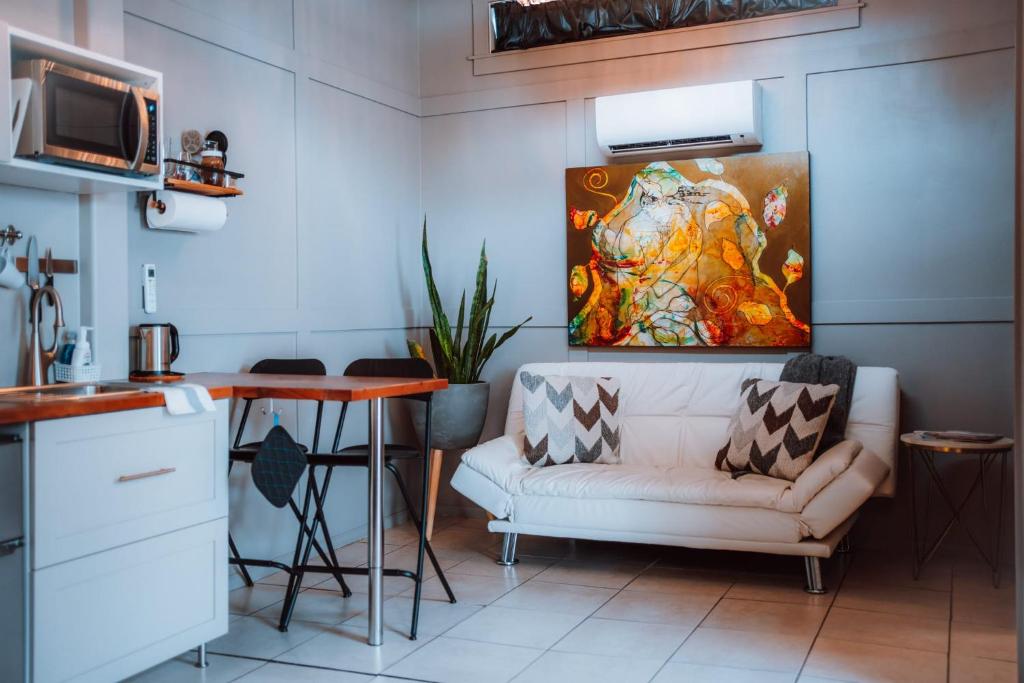 Kuchyň nebo kuchyňský kout v ubytování Swank House- Downtown Suite-Pet Friendly