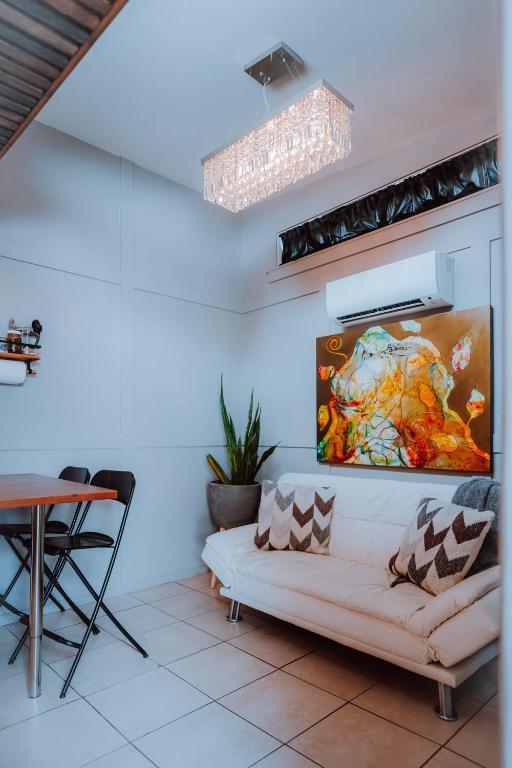 Posezení v ubytování Swank House- Downtown Suite-Pet Friendly