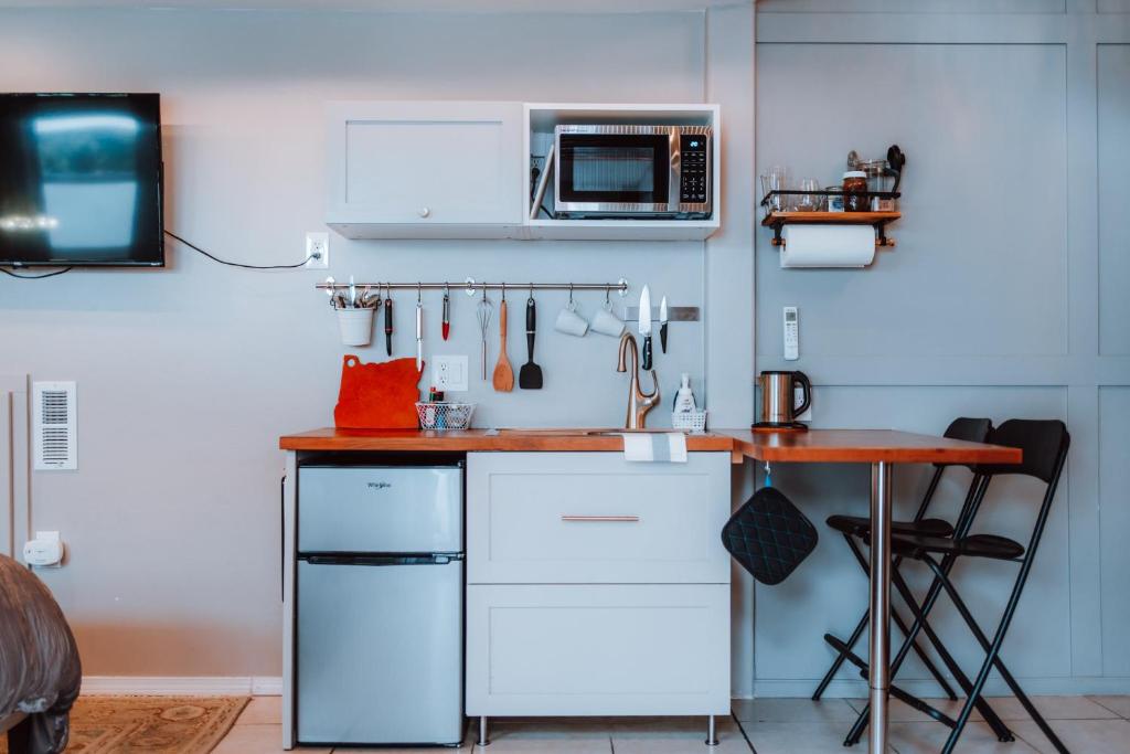 Kuchyň nebo kuchyňský kout v ubytování Swank House- Downtown Suite-Pet Friendly