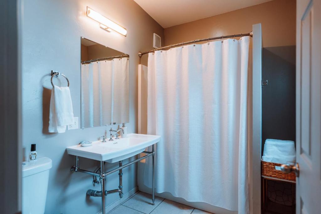 Koupelna v ubytování Swank House- Downtown Suite-Pet Friendly