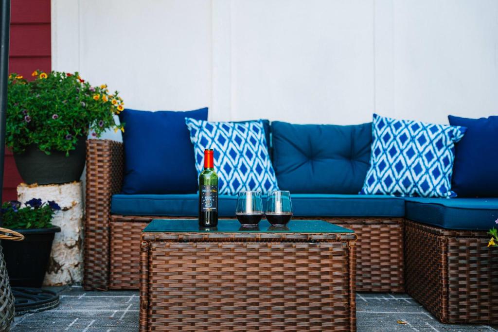Posezení v ubytování Swank House- Downtown Suite-Pet Friendly