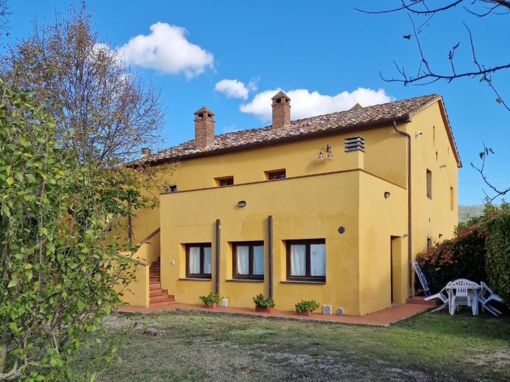 een afbeelding van een geel huis bij Tenuta La Cella - Grande Appartamento in Arezzo