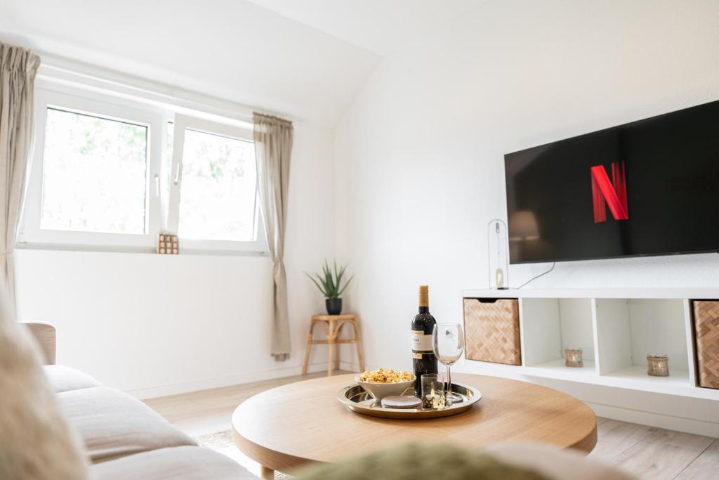 een woonkamer met een tv en een tafel bij Charmante Stadtwohnung in Essen