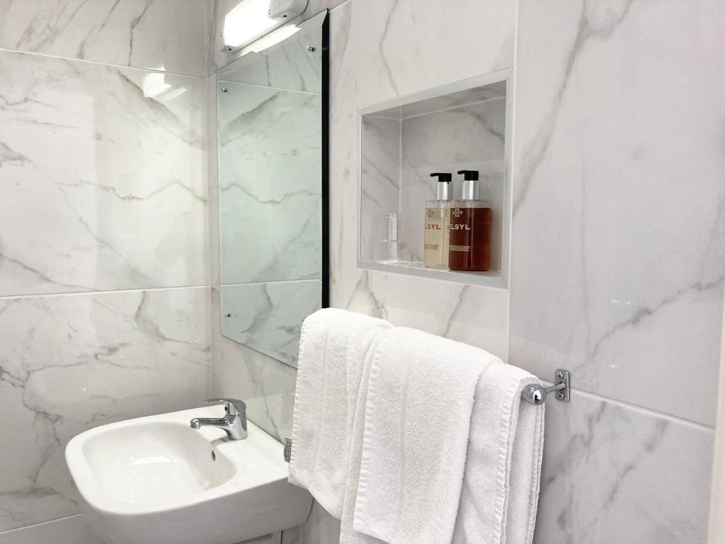 Kupatilo u objektu Dergvale Hotel
