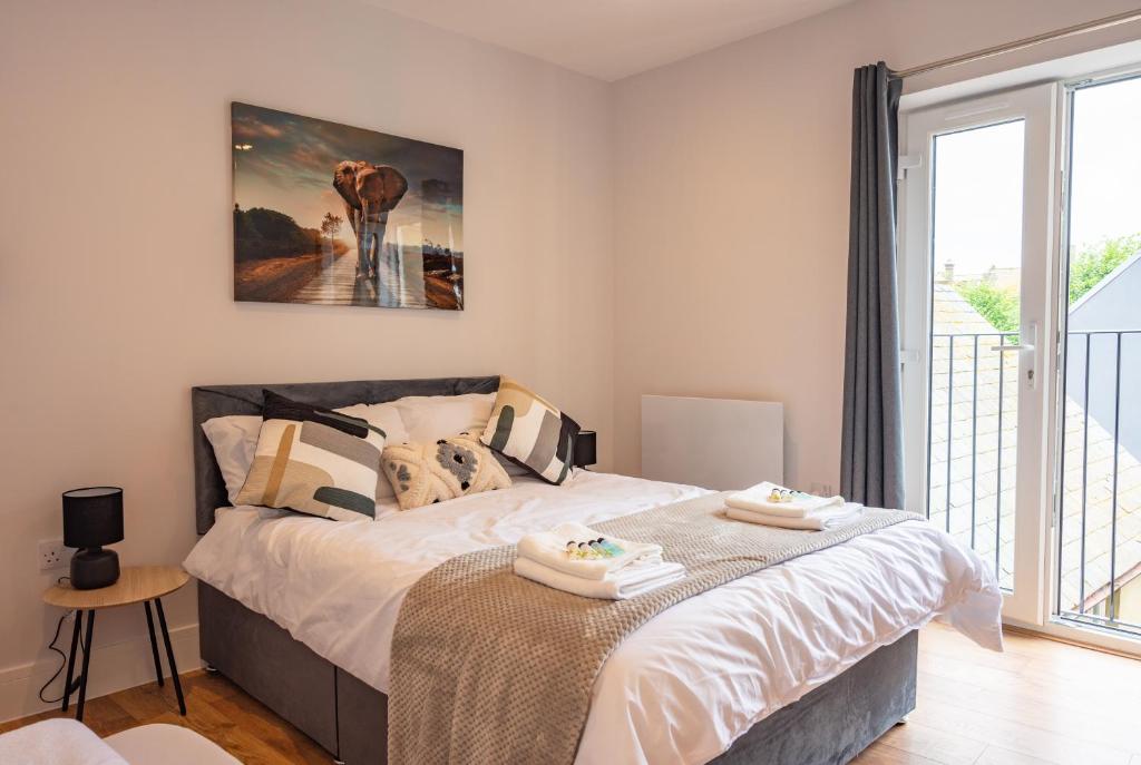 een slaapkamer met een bed met twee handdoeken erop bij Apartment by the Royal Ramsgate Harbour - Sleeps 4 in Kent