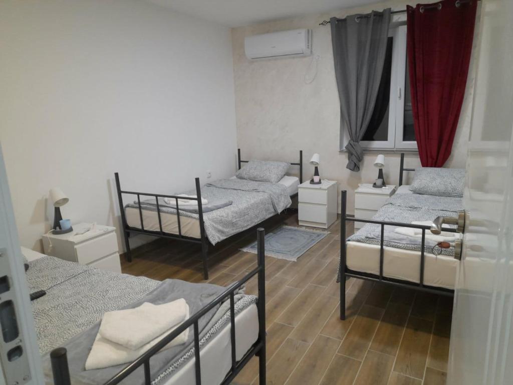 Motel Gas - Triple Room With Shared Bathroom