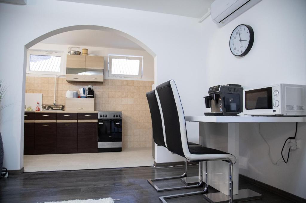 Kuchyň nebo kuchyňský kout v ubytování Nyuszis Apartman