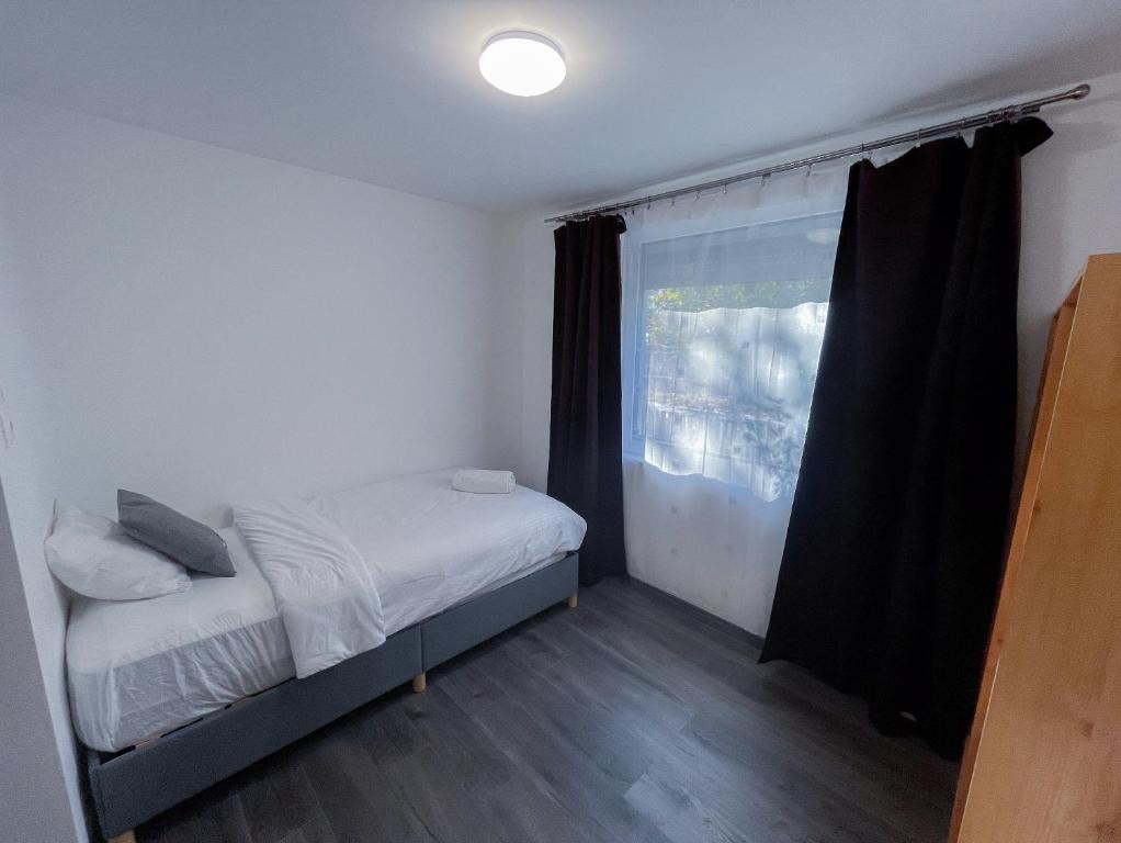 Postel nebo postele na pokoji v ubytování Nyuszis Apartman