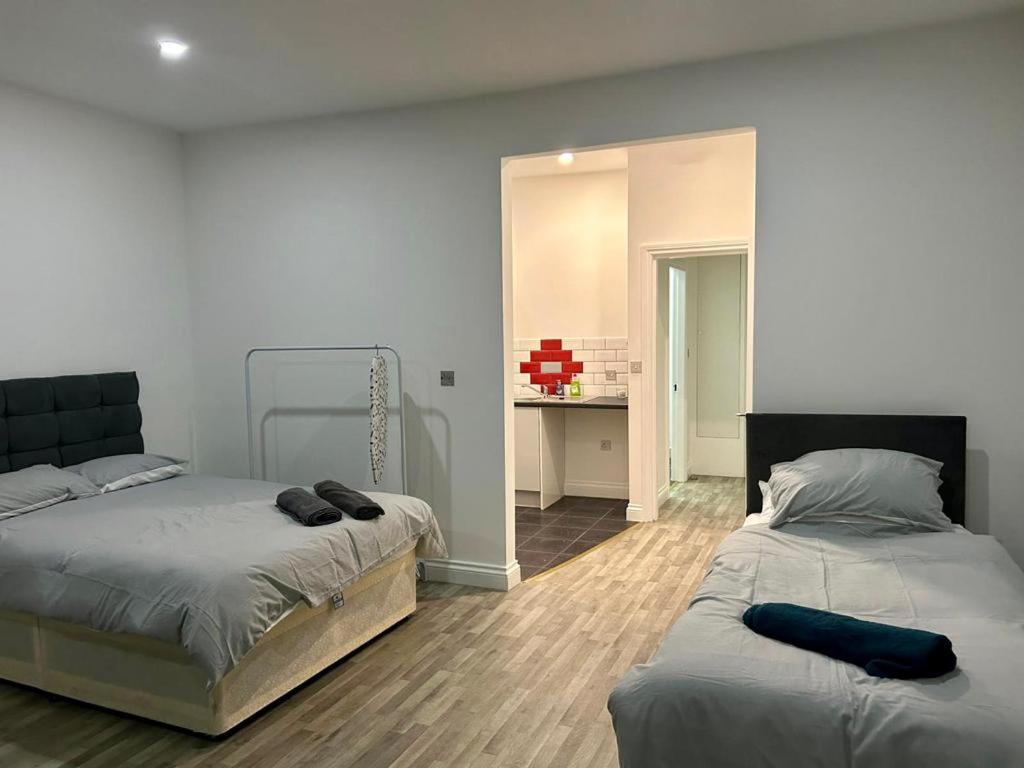 ein Schlafzimmer mit 2 Betten und einem Schreibtisch. in der Unterkunft Cosy studio in Liverpool City Centre in Liverpool