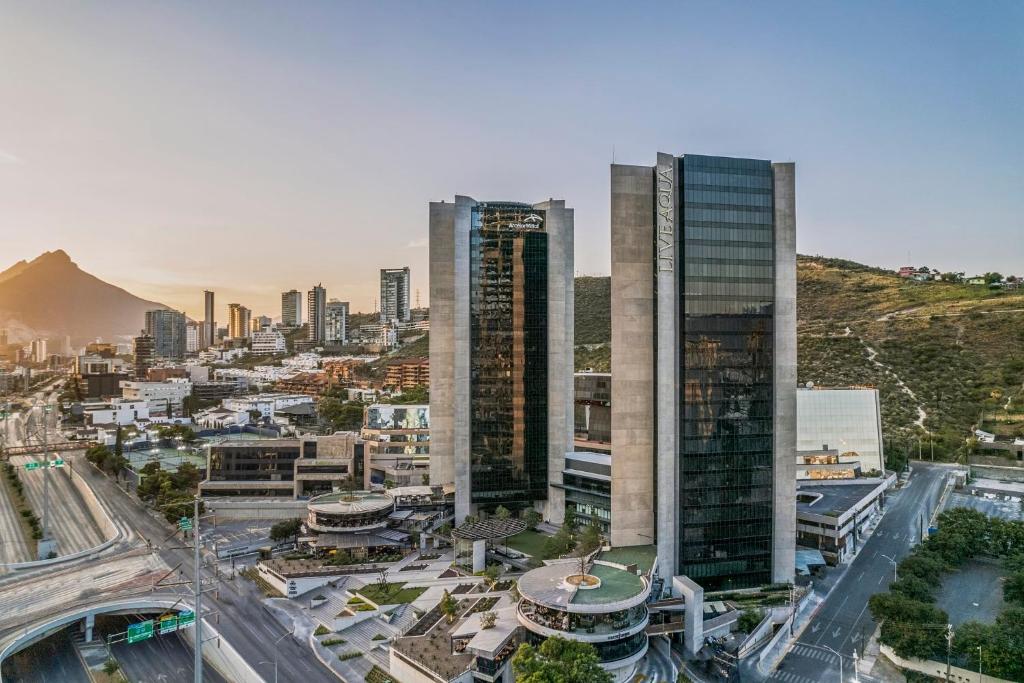 Blick auf eine Stadt mit hohen Gebäuden in der Unterkunft Live Aqua Monterrey in Monterrey