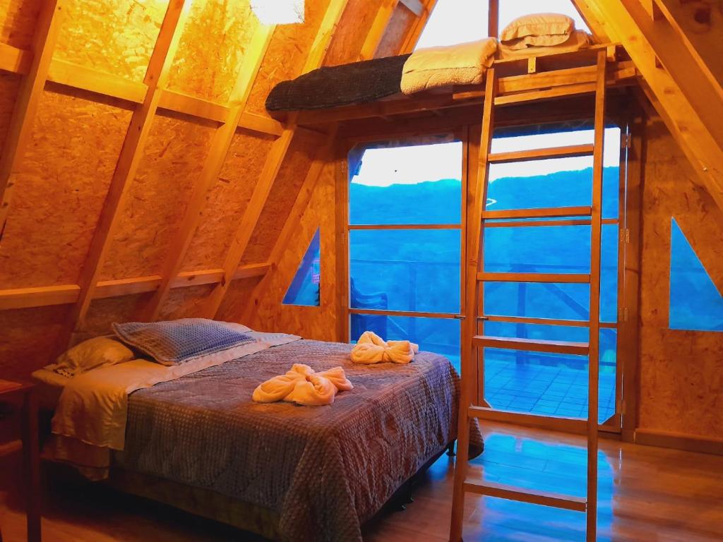 um quarto com um beliche e uma escada em Glamping Cabaña el Porvenir 10601 em Manta