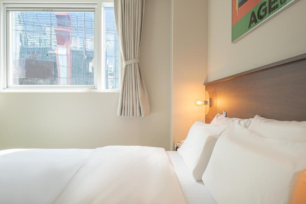 Postel nebo postele na pokoji v ubytování TimeTerminal Hotel Daejeon 1st by Aank