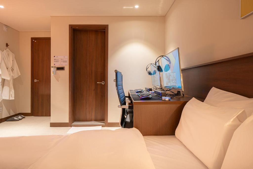 Postel nebo postele na pokoji v ubytování TimeTerminal Hotel Daejeon 1st by Aank