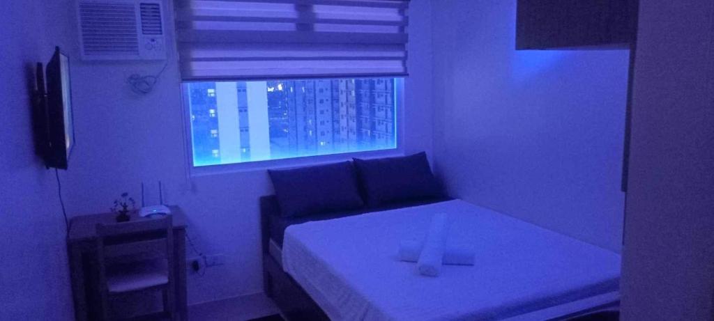 Habitación pequeña con cama y ventana en R&Rcation: Rest & Relax Staycation, en Manila