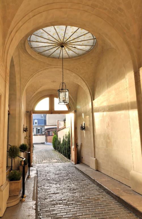 a hallway of a building with a ceiling at Grand Hôtel Des Templiers in Reims