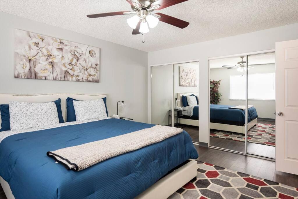1 dormitorio con 1 cama azul y ventilador de techo en Las Vegas Fun in the Sun, Strip, en Las Vegas