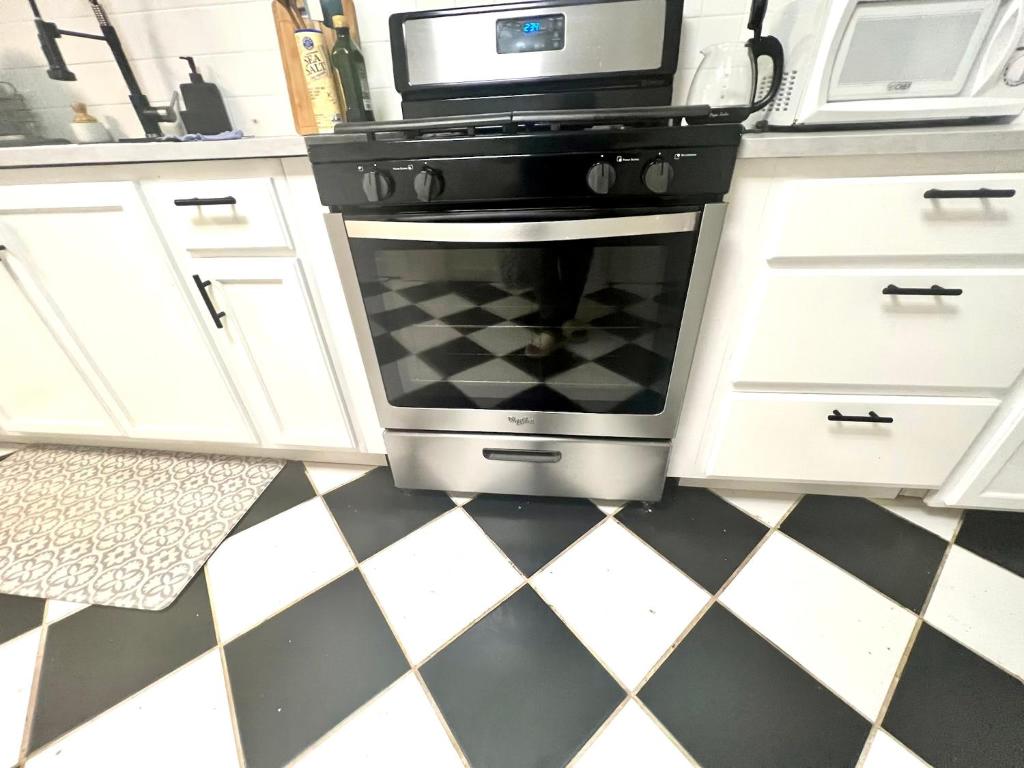Kuchyň nebo kuchyňský kout v ubytování 6-A Diamond in Yonkers, NY