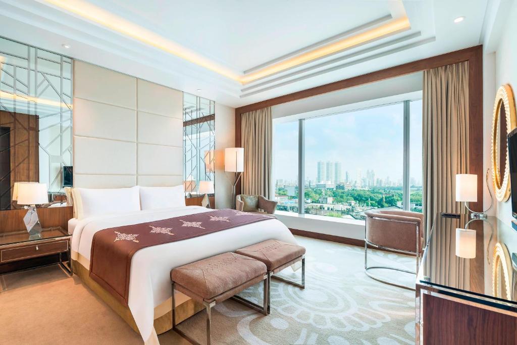 Postel nebo postele na pokoji v ubytování The St. Regis Mumbai