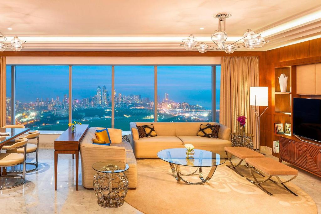 TV a/nebo společenská místnost v ubytování The St. Regis Mumbai