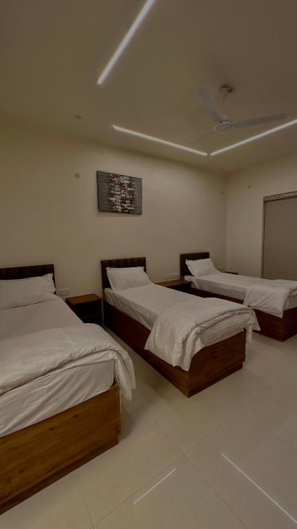 Postel nebo postele na pokoji v ubytování DrizzleDrop Inn Chennai