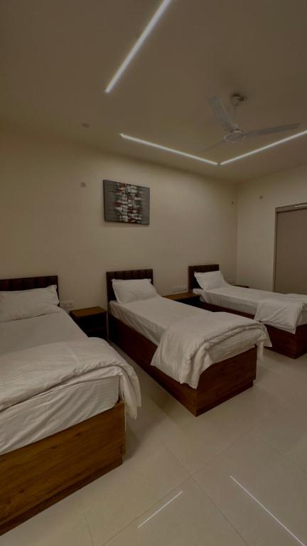 Postel nebo postele na pokoji v ubytování DrizzleDrop Inn Chennai