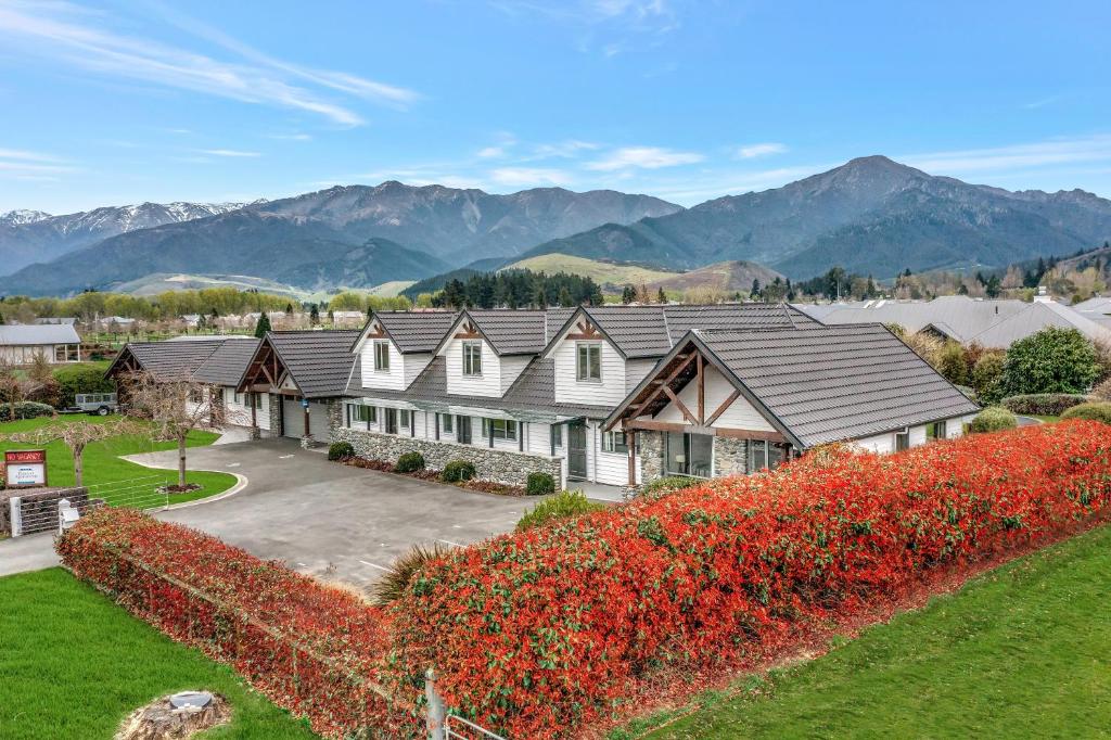 una casa con montañas en el fondo en Hanmer Apartments en Hanmer Springs