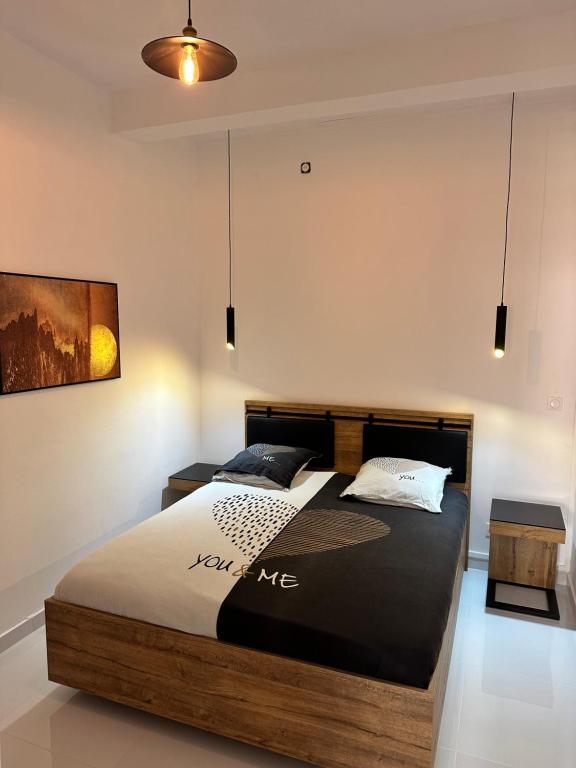 een slaapkamer met een bed in een kamer bij Cyrus appartements in Pointe-à-Pitre