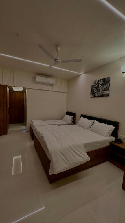 Postel nebo postele na pokoji v ubytování DrizzleDrop Inn Chennai