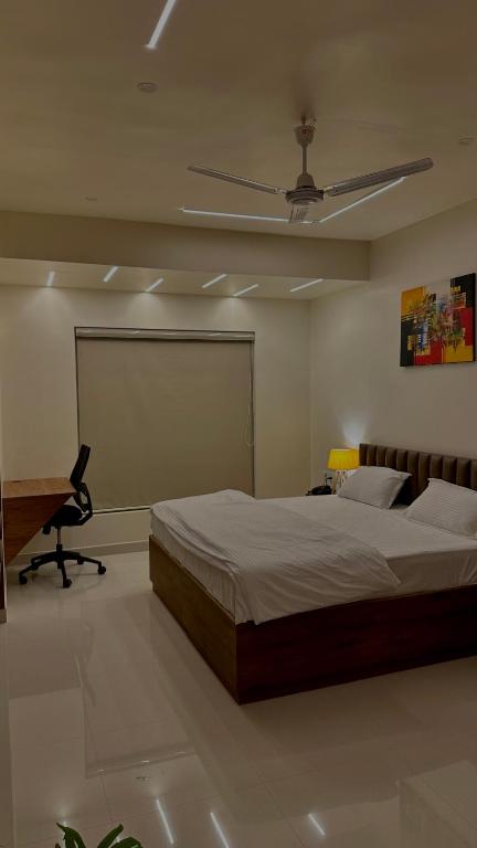 Postel nebo postele na pokoji v ubytování DrizzleDrop Inn Chennai