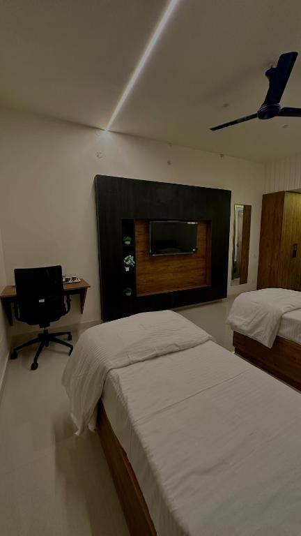 Postel nebo postele na pokoji v ubytování DrizzleDrop Inn Chennai